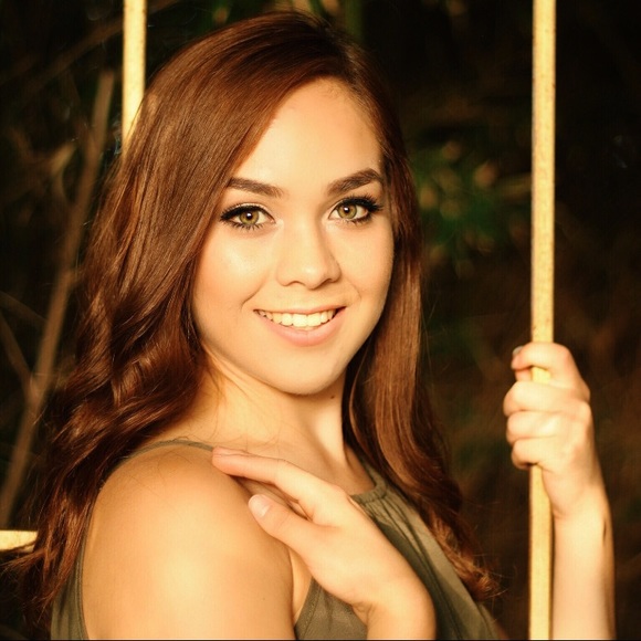 Meet your Posher, Jessica - Picture 1 of 6